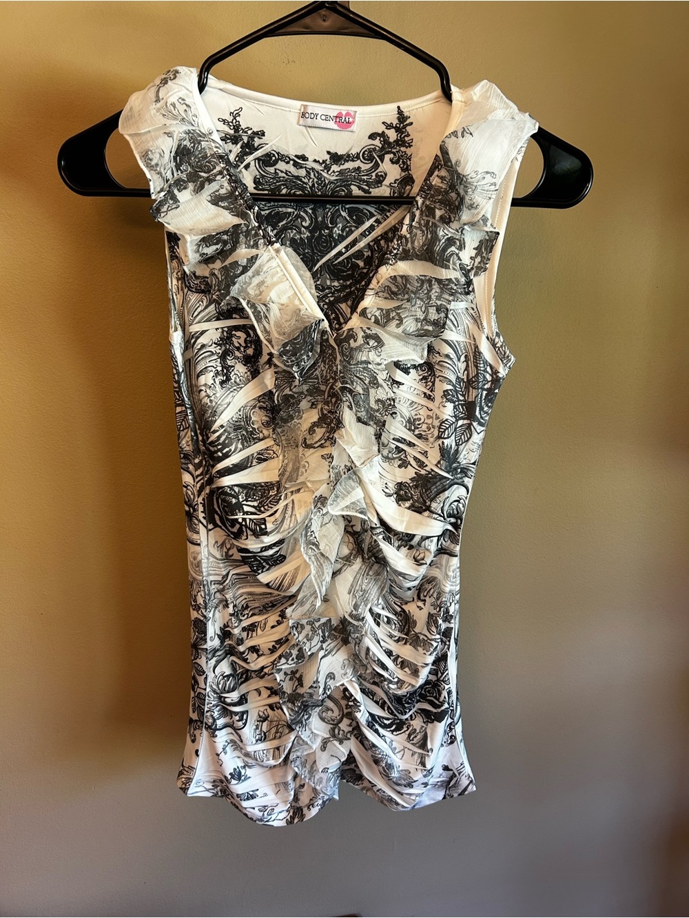 Body Central Women’s Y2K Black White Ruffle-Front Sleeveless Top Size Medium